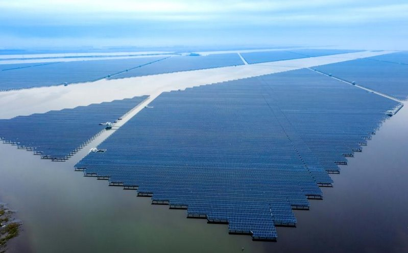 На китайській рибній фермі запустили плавучу СЕС із 1,4 млн сонячних панелей